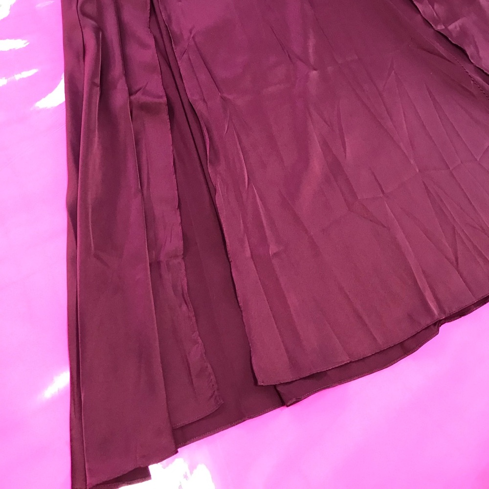 Shiny maroon long skirt - Picture 3 of 6